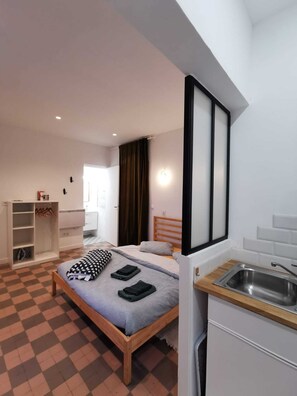 1 slaapkamer, een strijkplank/strijkijzer, wifi, beddengoed