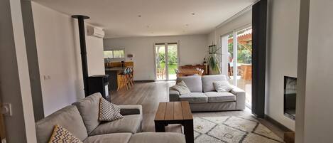 Smart-tv, een tafeltennistafel en boeken