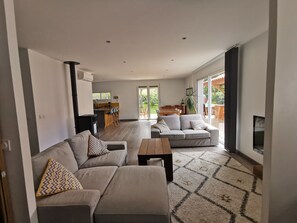 Una Smart TV, una mesa de tenis de mesa, libros