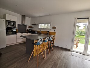 Frigorífico, microondas, horno y placa de cocina