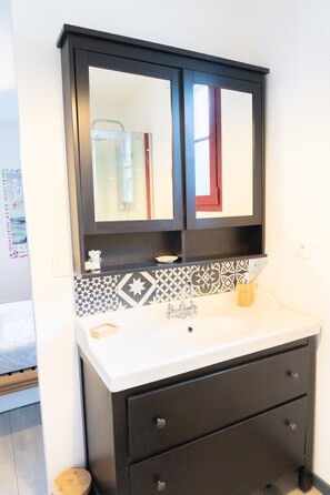 Douche, sèche-cheveux, papier toilette