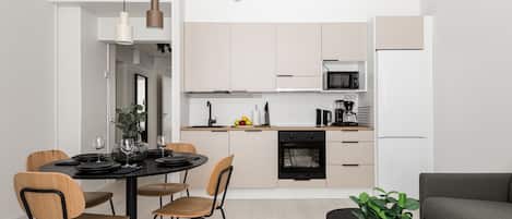 Premier appartement | Privékeuken | Een koelkast/vriezer, een magnetron, een oven, een vaatwasser