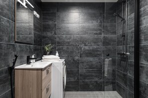 Premier Studio | Bathroom | Shower, free toiletries, hair dryer, bidet