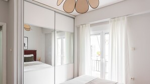 1 soverom, skrivebord, blendingsgardiner og strykejern/-brett