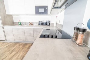 Fridge, microwave, oven, dishwasher - City Escape - Unwind in Style (BARKING)
