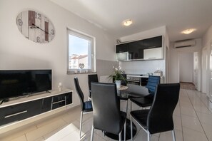 Dining - Two-bedroom apartment with a terrace (Novalja)