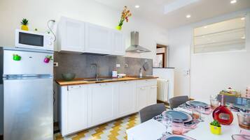 Coffee/tea maker, fridge, microwave, stovetop