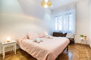 3 bedrooms, in-room safe, iron/ironing board, travel cot