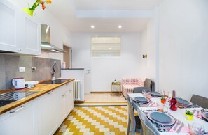 Fridge, microwave, stovetop, dishwasher - Apartment via Milizia 3br/3bt (Roma)