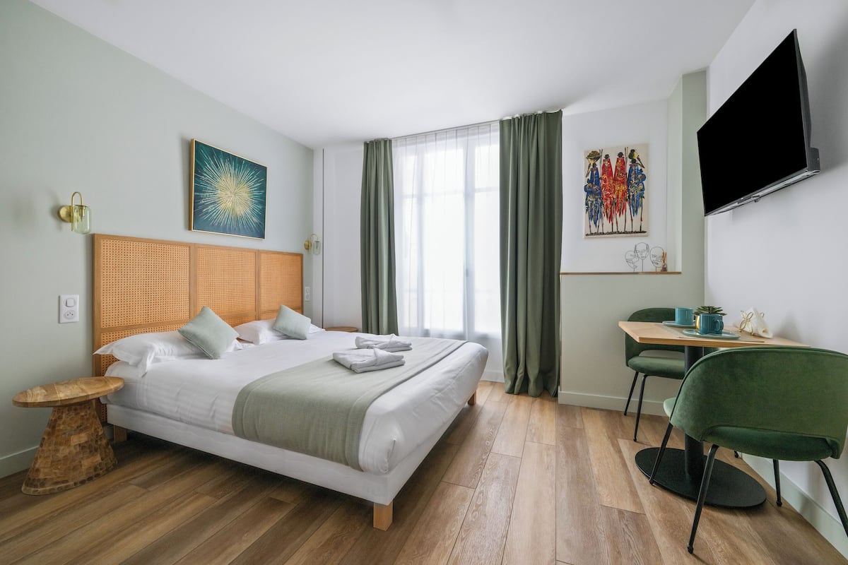 Monolocale Superior | Minibar, tende oscuranti, insonorizzazione, ferro/asse da stiro