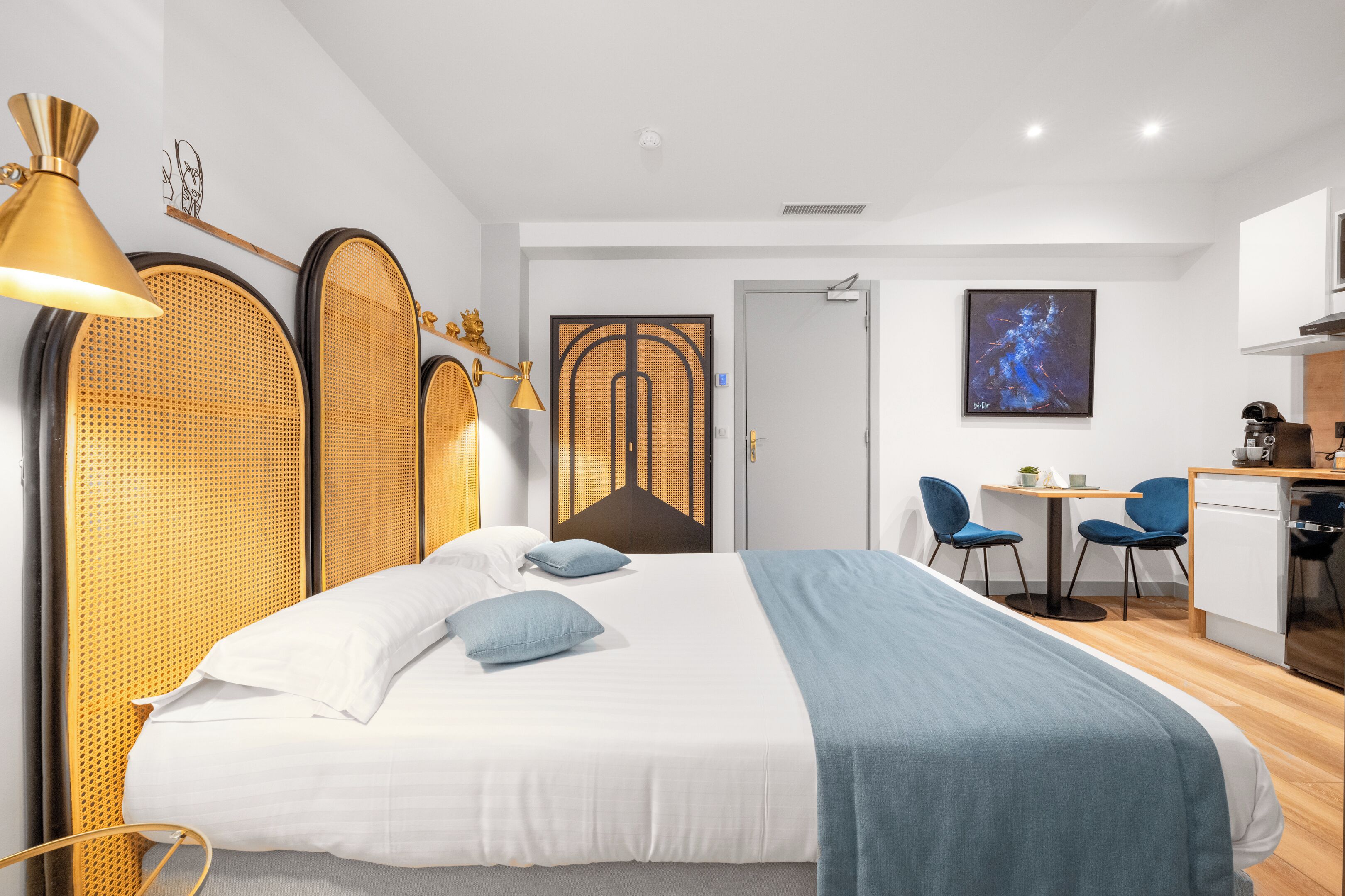 Comfort Studio | Minibar, blackout curtains, soundproofing, iron/ironing board