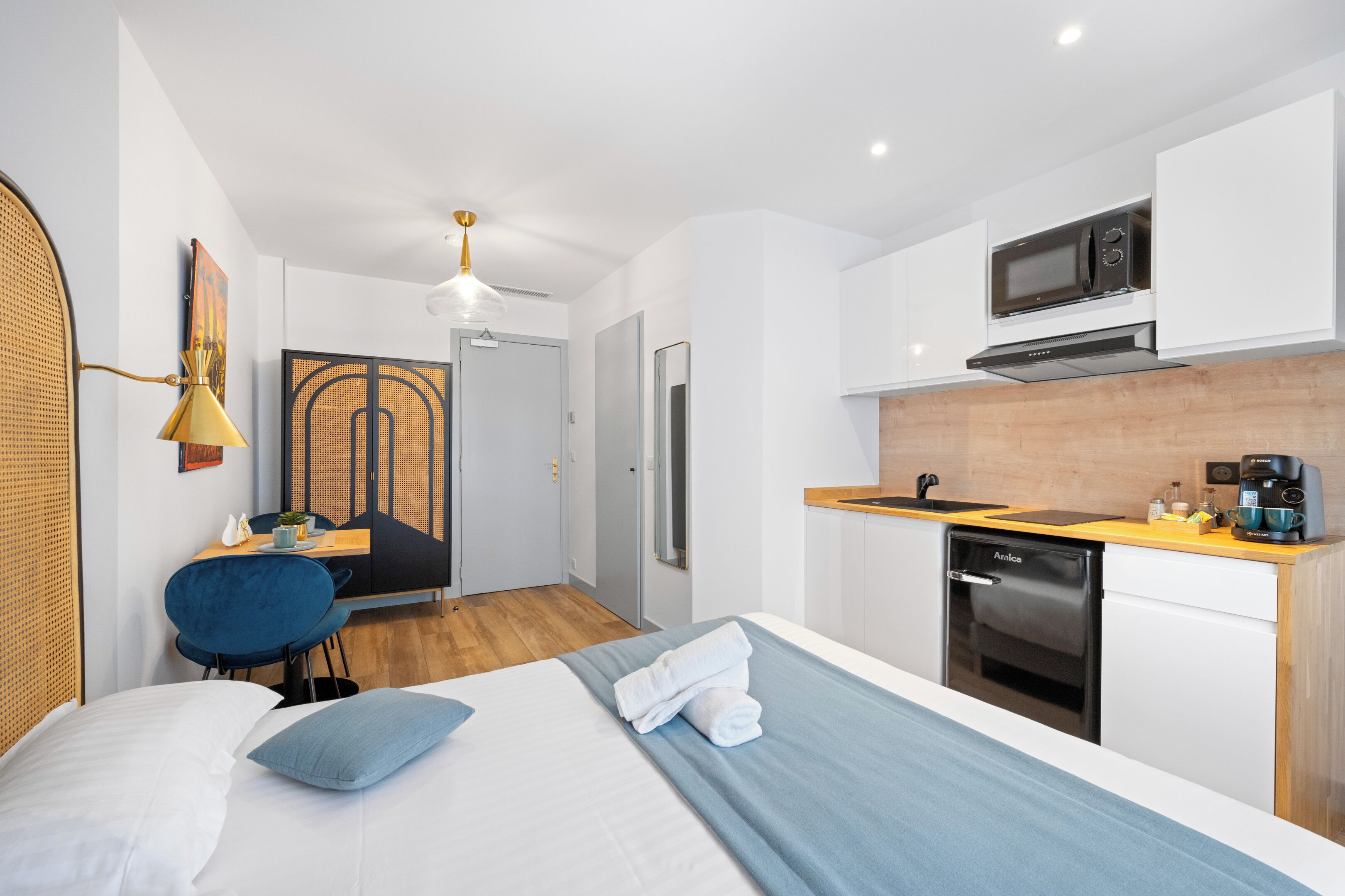 Comfort Studio | Minibar, blackout curtains, soundproofing, iron/ironing board