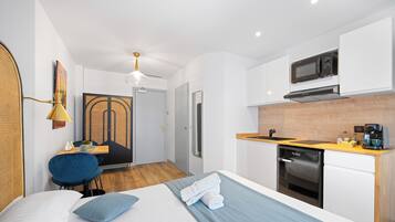 Estudio Confort | Minibar, cortinas blackout y insonorización