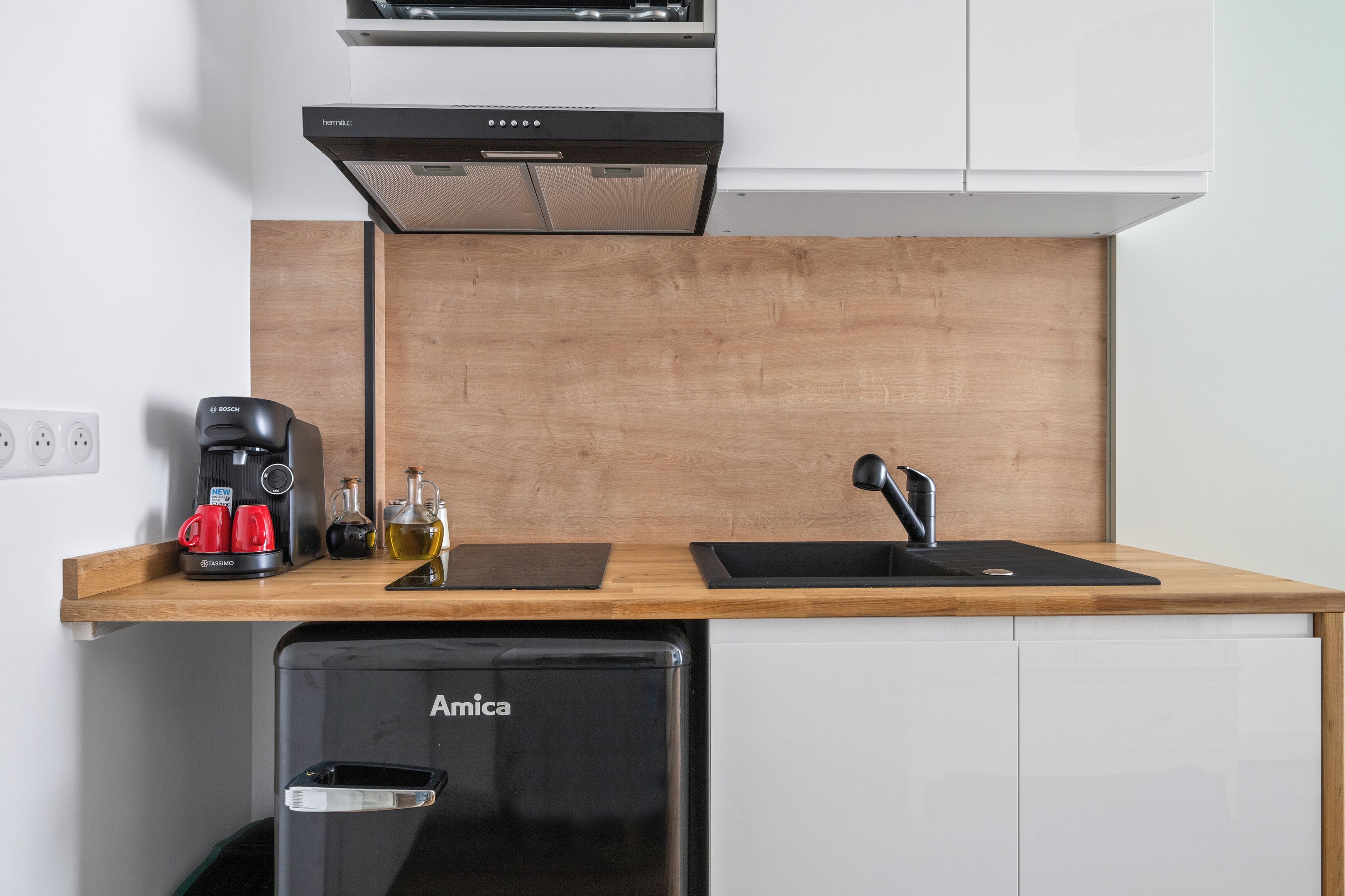 Superior studio | Privékeuken | Een mini-koelkast, een magnetron, een kookplaat, een espressoapparaat