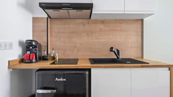 Superior studio | Privékeuken | Een mini-koelkast, een magnetron, een kookplaat, een espressoapparaat