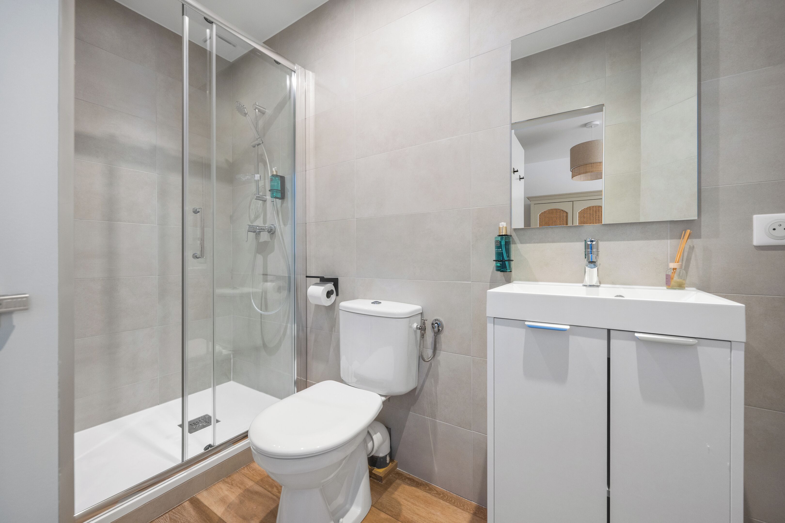 Monolocale Superior | Bagno | Doccia, soffione a pioggia, asciugacapelli, asciugamani