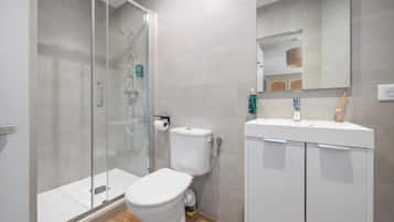 Superior Studio | Bathroom | Shower, rainfall showerhead, hair dryer, towels
