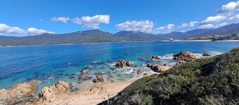Joli Studio Avec vue Panoramique sur la mer à 5 mn de la Plage et de Propriano