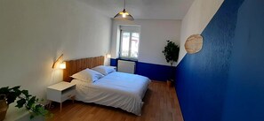 3 bedrooms, desk, WiFi, bed sheets