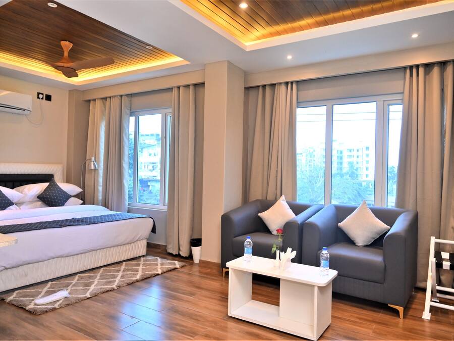 Escritorio, espacio para trabajar con laptop y wifi gratis