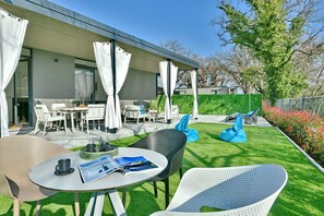 Outdoor dining - Beautiful newly built house with private yard and pool near Porec. Pets friendly. (Baderna)