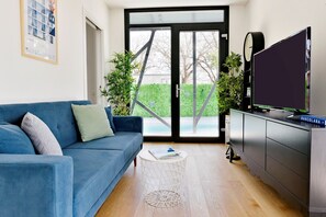 TV - Beautiful newly built house with private yard and pool near Porec. Pets friendly. (Baderna)