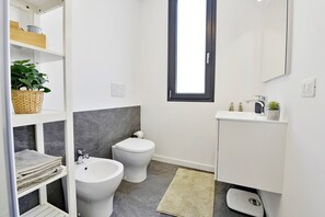 Shower, hair dryer, towels - Beautiful newly built house with private yard and pool near Porec. Pets friendly. (Baderna)
