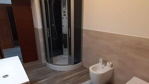 A bathroom with a shower, toilet, and sink. - Casa Aida al Centro di Nurachi (Nurachi)