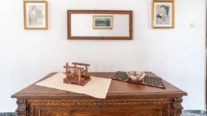 Een houten tafel met een lijstfoto, een kleinere lijstfoto en een modelconstructie.