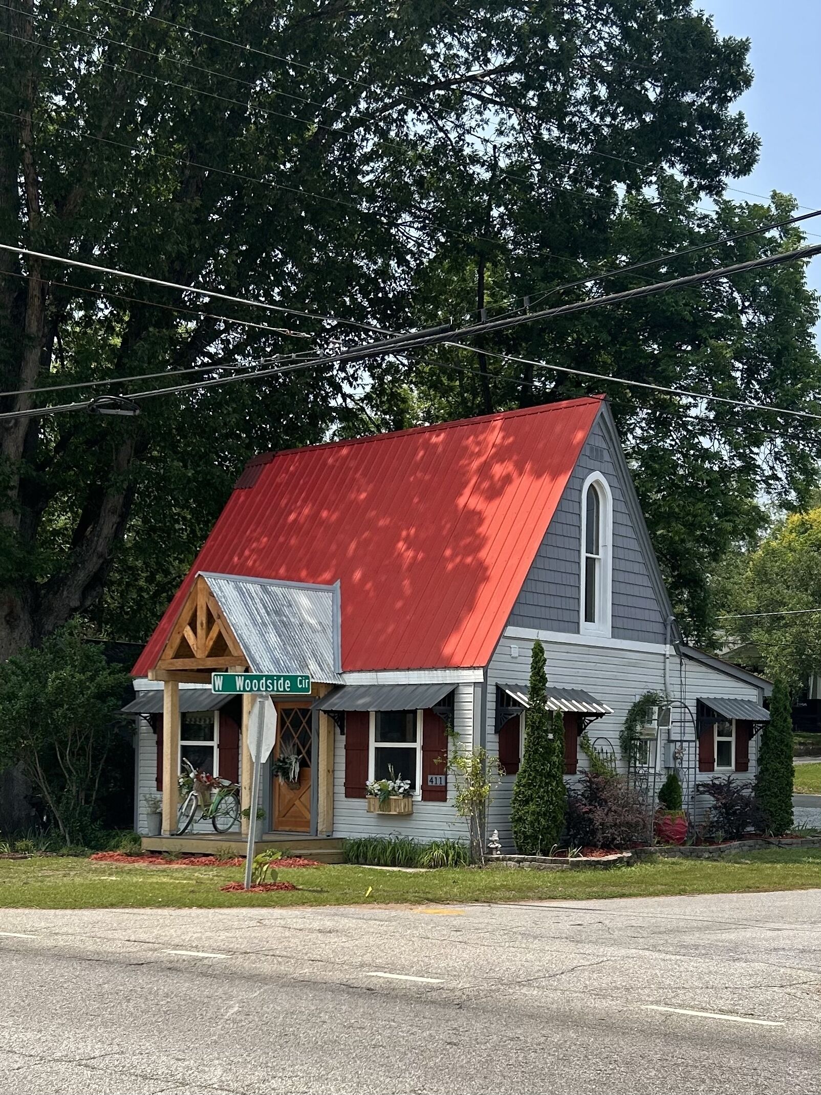 This unique Country Cottage is  located close to Clemson, Easley & Greenville.