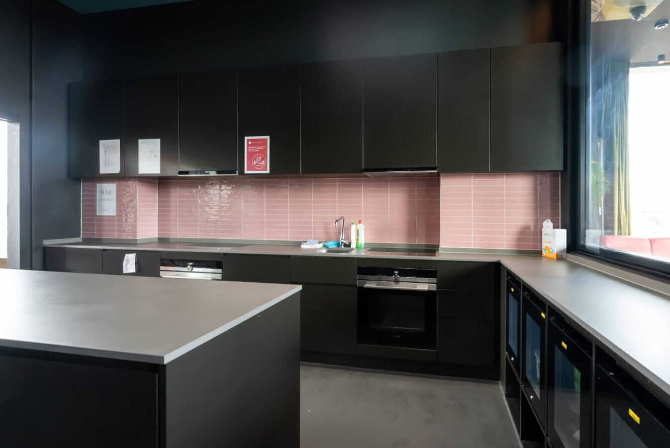 Kühlschrank, Mikrowelle, Wasserkocher mit Kaffee-/Teezubehör