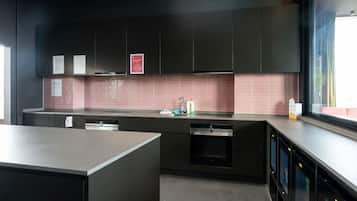 Køleskab, mikrobølgeovn, kaffe-/temaskine