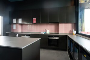 ثلاجة، ميكروويف، ماكينة لصنع القهوة/الشاي، مستلزمات طهي/أطباق/أوعية