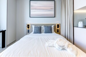 1 habitación, escritorio, tabla de planchar con plancha y wifi