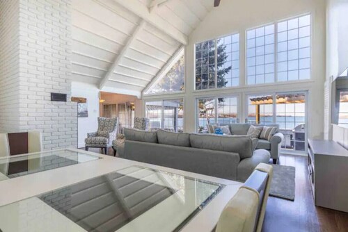Waterfront Niagara Home w/ Hot tub & Fire table