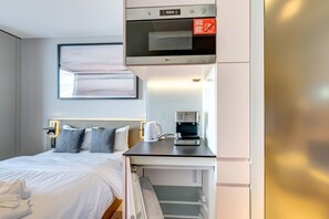 1 dormitorio, escritorio, tabla de planchar con plancha y wifi