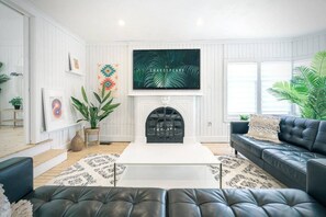 Tv, pejs, bøger, stereoanlæg