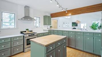 Refrigerador, microondas, horno y parrilla de estufa