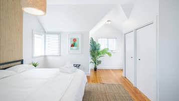 4 habitaciones, escritorio y tabla de planchar con plancha