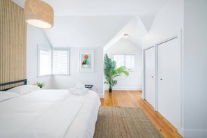 4 makuuhuonetta, työpöytä, silitysrauta/-lauta, vauvan matkasänky