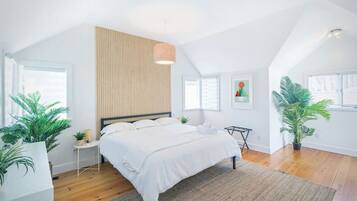 4 bedrooms, desk, iron/ironing board, travel crib