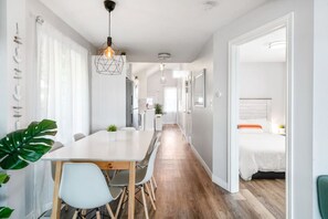 3 bedrooms, iron/ironing board, WiFi, bed sheets - Lakefront Cottage - Bright & Cozy w/ Stunning View (St. Catharines)