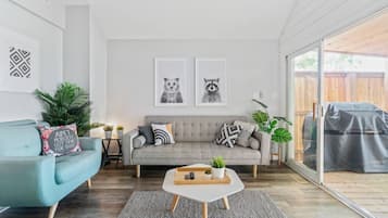 Een televisie, een open haard en een stereo