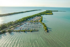 Marina - Lakefront Cottage - Bright & Cozy w/ Stunning View (St. Catharines)