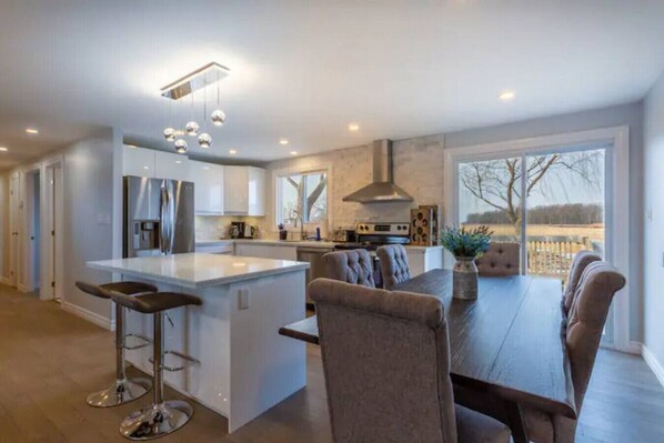 Fridge, coffee/tea maker, cookware/dishes/utensils - Cozy Wine Chateau-Niagara on the lake W/Fire table (Niagara-on-the-Lake)