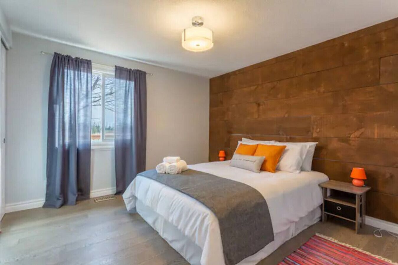 3 多间卧室、办公桌、WiFi