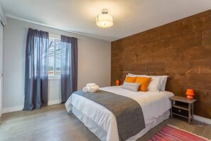 3 bedrooms, desk, WiFi - Cozy Wine Chateau-Niagara on the lake W/Fire table (Niagara-on-the-Lake)