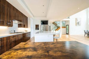 Een koelkast, een magnetron, een oven, een kookplaat