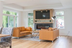 TV, fireplace - Luxury Lakefront Villa with Sauna sleeps 10ppl (St. Catharines)