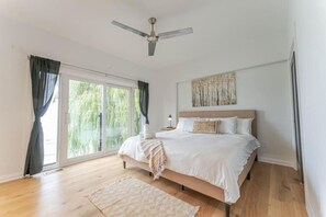 4 bedrooms, desk, iron/ironing board, WiFi - Luxury Lakefront Villa with Sauna sleeps 10ppl (St. Catharines)